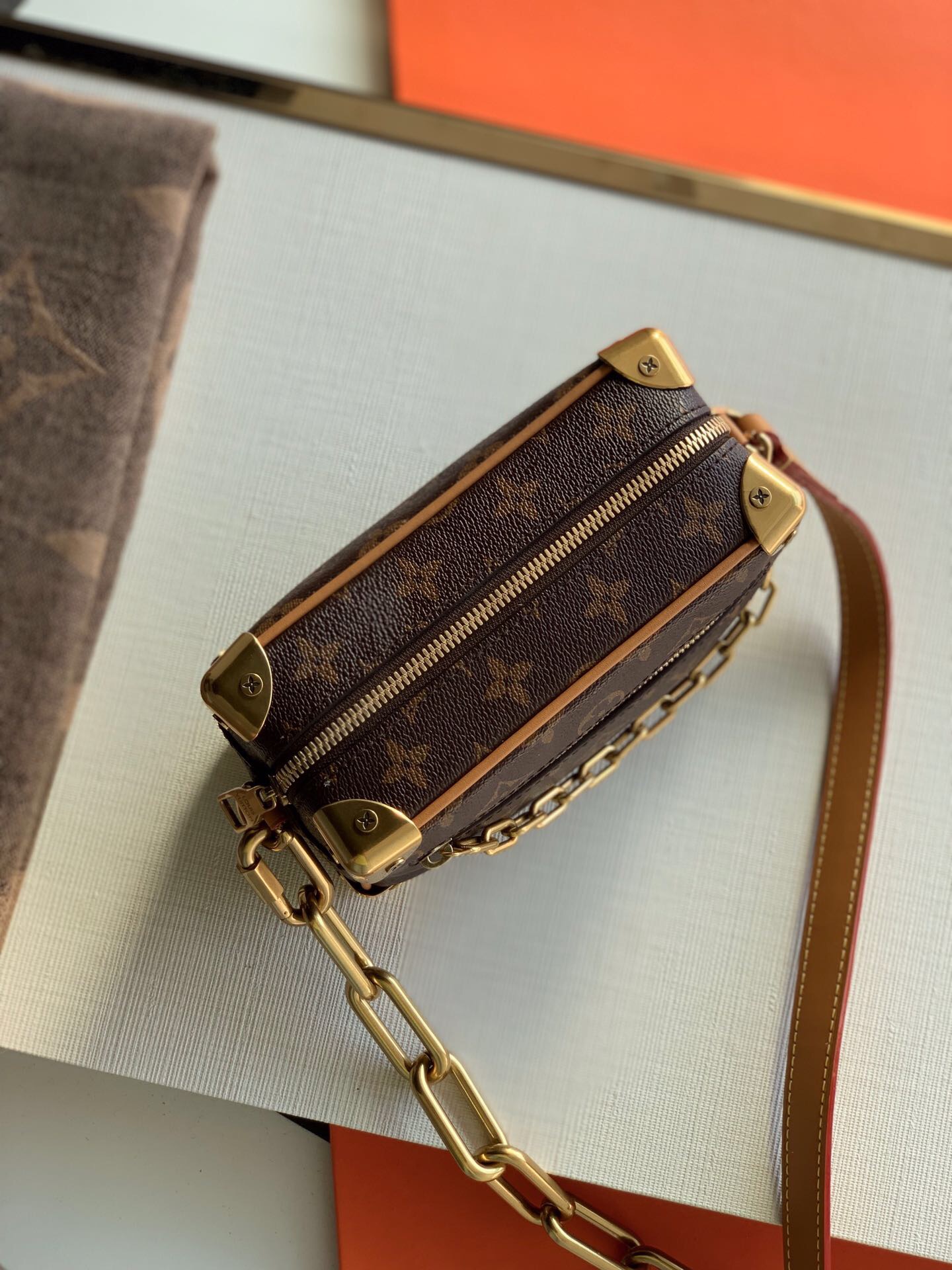 Iconic Monogram print with contrasting resin chain M68906 18.5cm