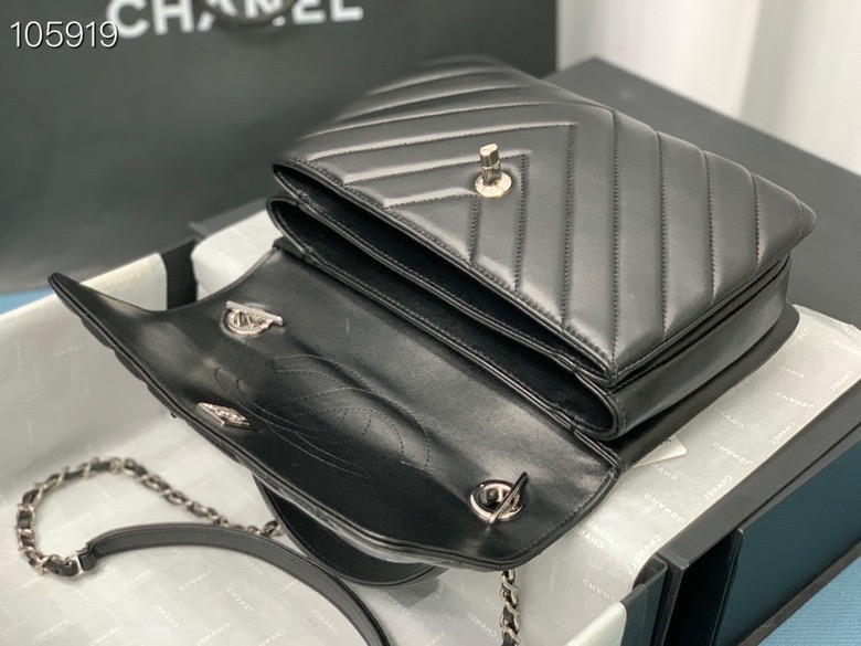 Ch**el Ch**elv has smooth lines sandwich black bag 25cm