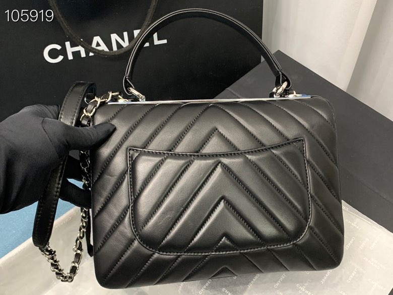 Ch**el Ch**elv has smooth lines sandwich black bag 25cm