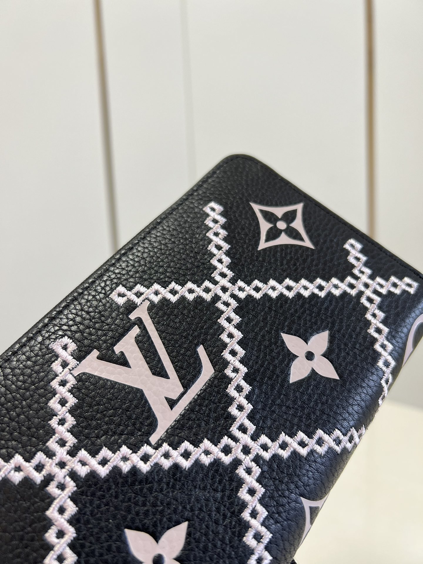 L-V M81141 Zippy Monogram Vernis black 19.5cm