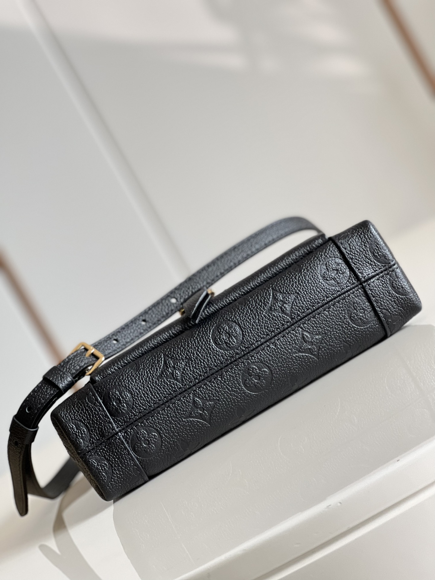 l0vis Vvtt0n blanche bb monogram empreinte black bag m43624 22cm