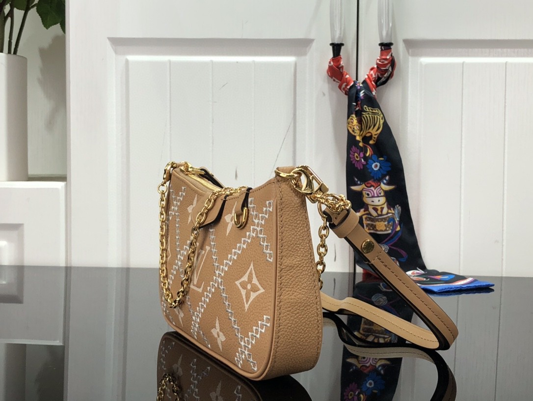 LV EASY POUCH ON STRAP M80349 19cm