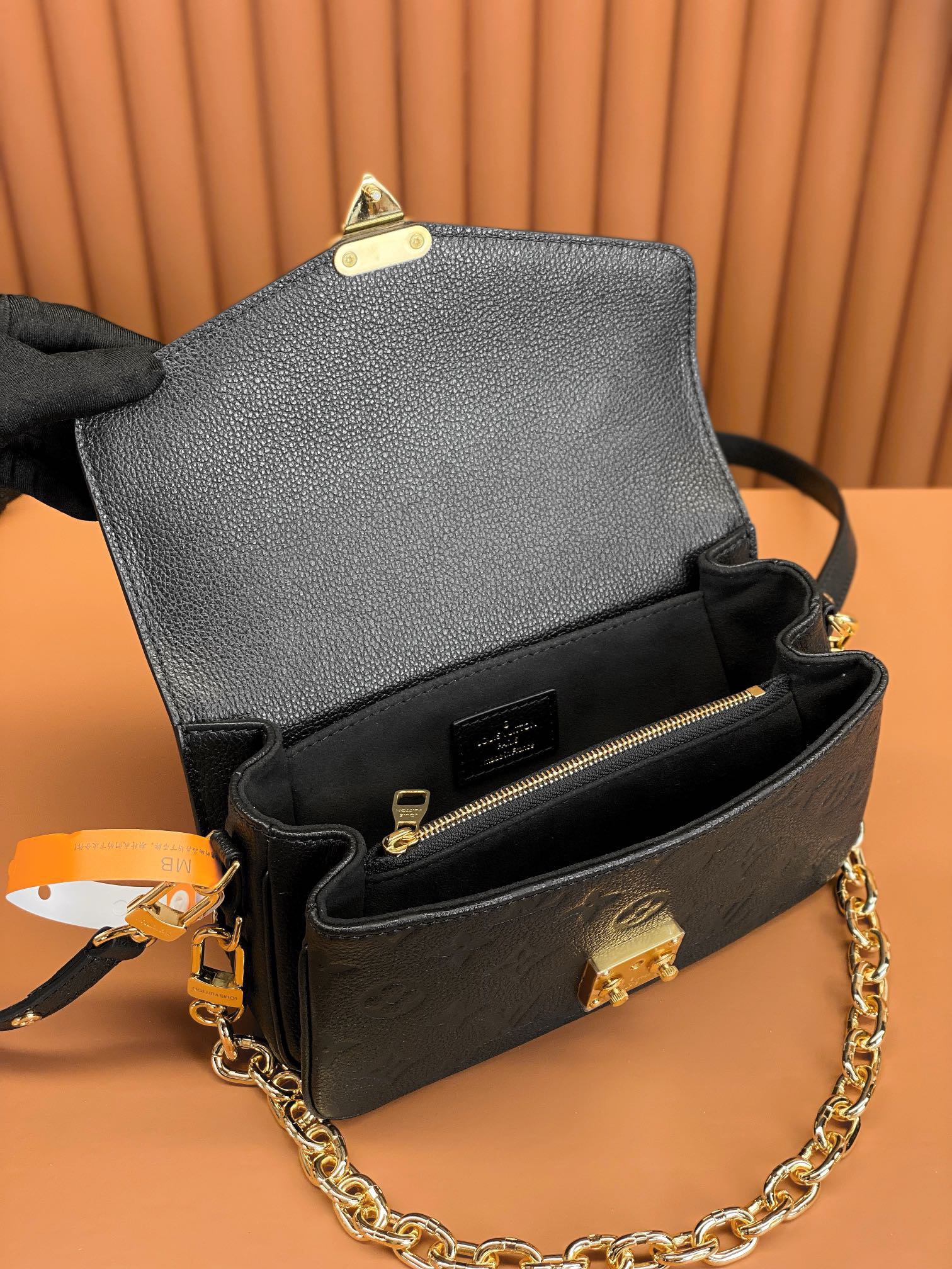 LV east west metis black 21.5x6x13.5cm M46595
