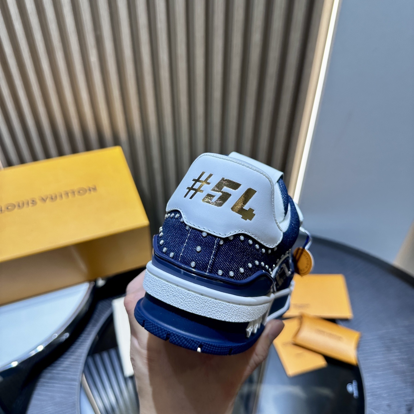 LV Sneaker 18