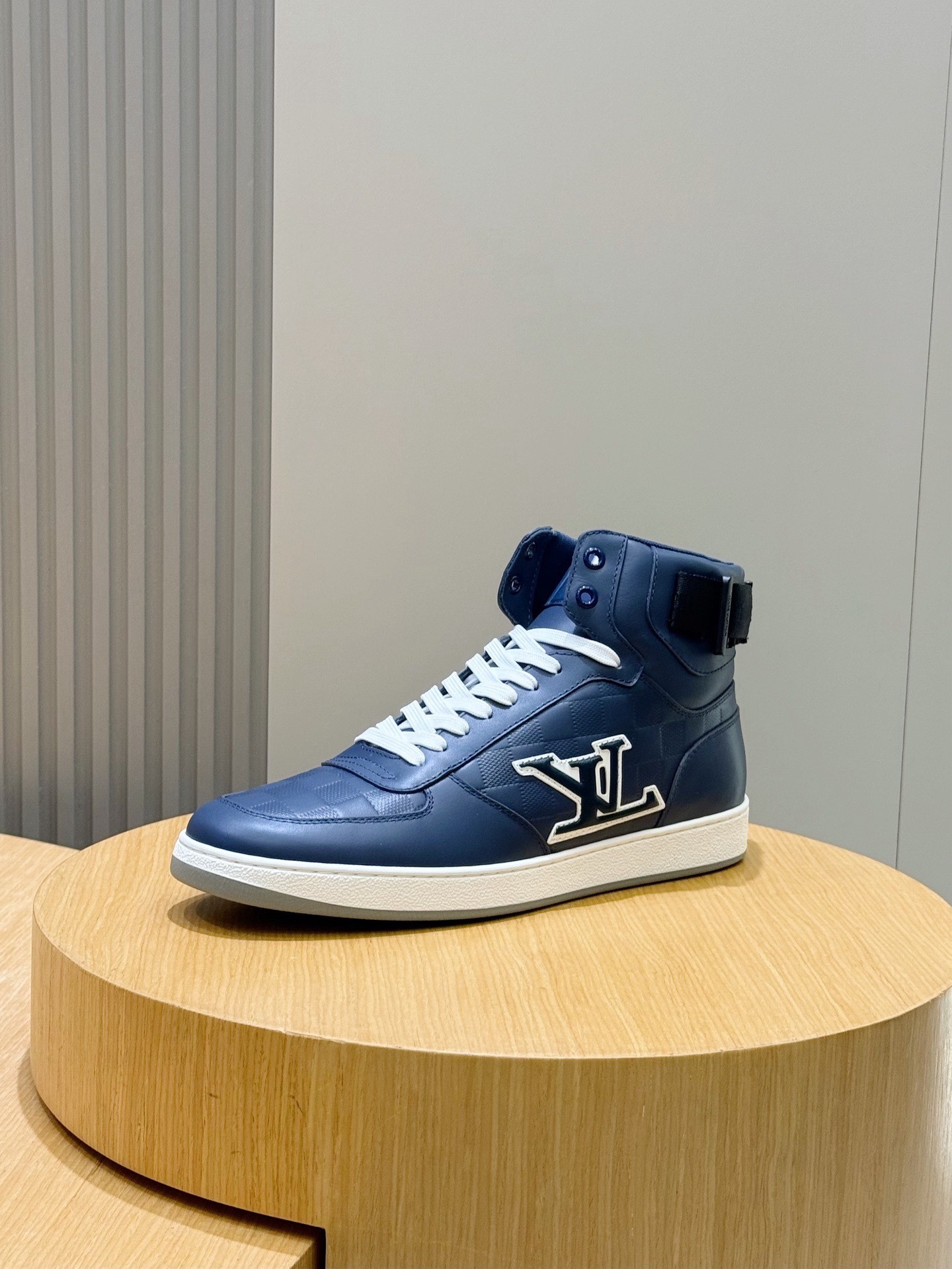 l0vis Vvtt0n high-top sneakers 02
