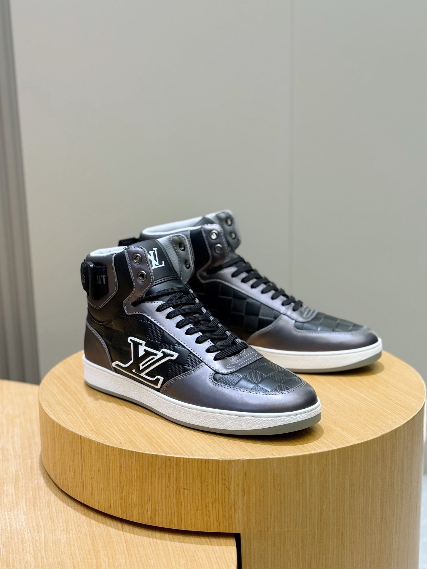 l0vis Vvtt0n high-top sneakers 04