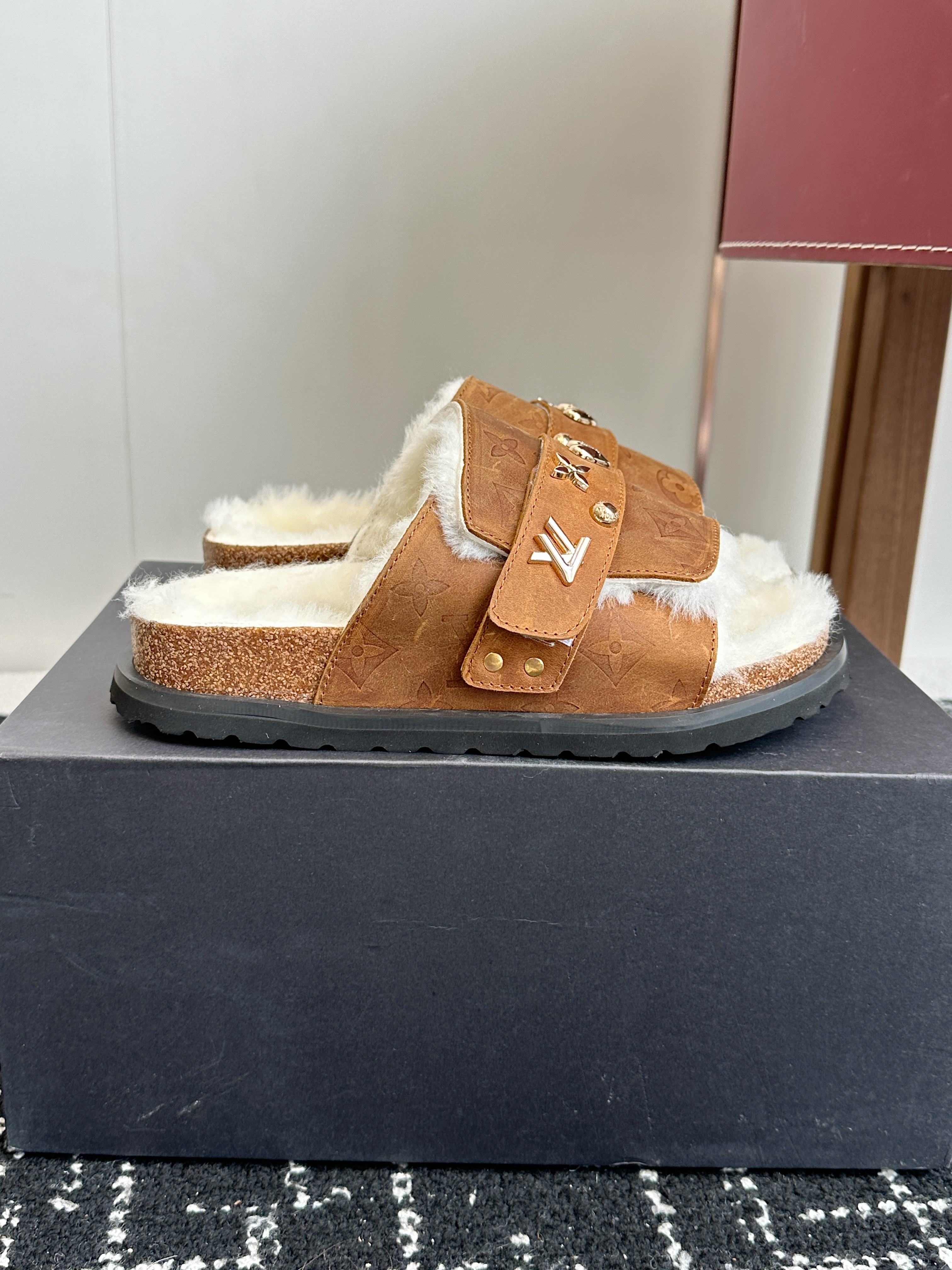 LV plush slippers 03